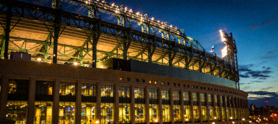 美国纽约大都会人寿体育场外部宏伟建筑与夜景